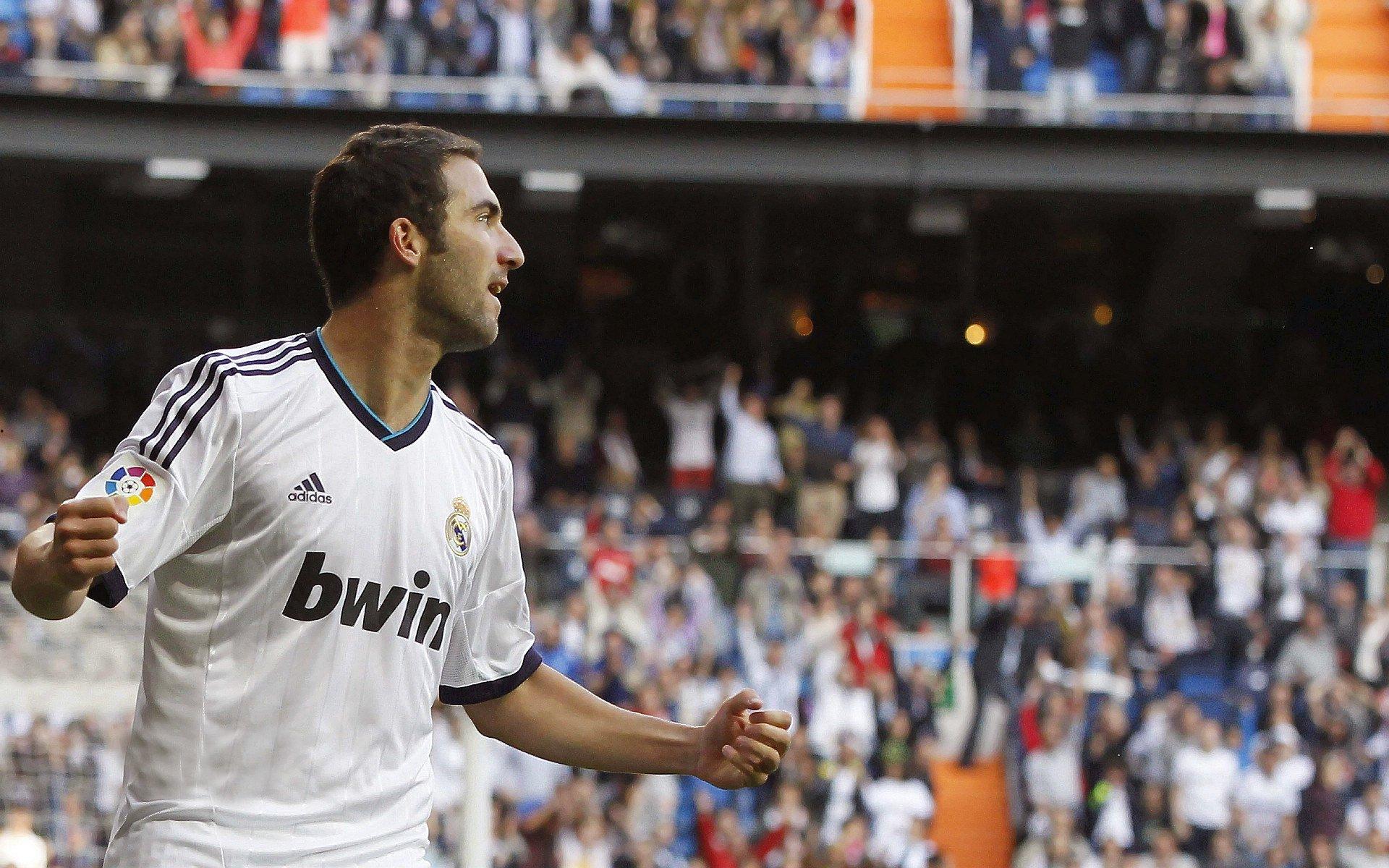 西甲格局一夜剧变，巴萨读秒绝杀登顶，黄潜逆转跻身三甲，西班牙人鏖战虽败犹荣